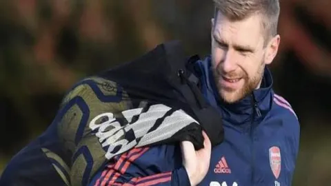 “NBA东西部双雄骑士与雷霆连获胜利”